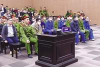 Các bị cáo trong phiên xét xử sơ thẩm vụ án liên quan tới sai phạm của Công ty Việt Á