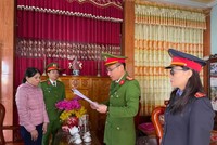 Cơ quan công an đọc lệnh khám xét và lệnh bắt tạm giam đối với bị can Dương Thị Thiếu