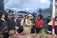 Du khách quốc tế đến tham quan, mua sắm tại Đà Lạt, Lâm Đồng. Ảnh: P.V