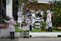 Một điểm xét nghiệm COVID-19 tại ngoại ô Kuala Lumpur, Malaysia. Ảnh tư liệu: AFP/TTXVN