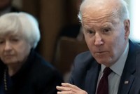 Tổng thống Mỹ Joe Biden, cùng Bộ trưởng Tài chính Janet Yellen, phát biểu trong cuộc họp với nội các tại Nhà Trắng vào ngày 3/3/2022. Ảnh: AFP