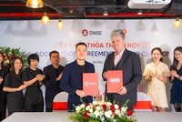 Ông Nguyễn Hoàng Giang, Chủ tịch HĐQT DNSE (bên trái) và ông Petri Deryng, Nhà sáng lập PYN Elite Fund (bên phải) ký thỏa thuận hợp tác