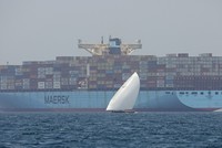Tàu container của hãng Maersk di chuyển gần đảo Sir Abu Nuair hướng tới Dubai, Các Tiểu vương quốc Arab thống nhất. (Ảnh: AFP/TTXVN)