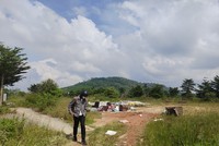 Dự án bị bỏ hoang nhiều năm nên một số đối tượng đã lợi dụng đổ rác thải tại đây.