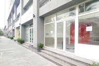 Một dãy shophouse dán biển cho thuê đã lâu. Ảnh: Việt Dũng 