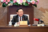 Chủ tịch Quốc hội Vương Đình Huệ trao đổi với báo chí.