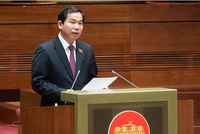 Chủ nhiệm Ủy ban Tài chính - Ngân sách Lê Quang Mạnh trình bày báo cáo thẩm tra.