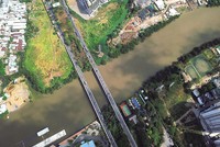 Đường trục Bắc - Nam tại TP.HCM có một số đoạn đã giải phóng mặt bằng và đang chờ mở rộng. Ảnh: Lê Toàn 