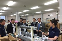 Đối với người lao động nước ngoài vào Việt Nam với mục đích ban đầu không phải lao động, sau đó quyết định ở lại Việt Nam làm việc thì không thể biết rõ cụ thể các trường hợp để yêu cầu đơn vị sử dụng lao động làm thủ tục cấp giấy phép lao động.