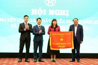 Bộ trưởng Bộ Văn hóa, Thể thao và Du lịch Nguyễn Văn Hùng trao Cờ thi đua tặng Sở Du lịch Hà Nội.