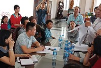 Khách hàng đòi quyền lợi tại Công ty Phi Long. Ảnh: Việt Dũng 