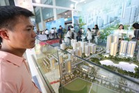 Không phải ai cũng có đủ nguồn tài chính để “trả 1 cục” khi mua nhà. Ảnh: Dũng Minh 