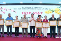 Bộ trưởng Nguyễn Chí Dũng chúc Tết cán bộ cao tuổi ngành Kế hoạch và Đầu tư tại TP.HCM