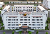 Cựu Giám đốc Trung tâm Đào tạo và sát hạch lái xe bị khởi tố do liên quan tới vụ án xảy ra tại Trường Cao đẳng Lào Cai.