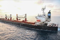 Tàu Genco Picardy sau khi bị tấn công trên Vịnh Aden ngày 18/1/2024. Ảnh: AFP/TTXVN