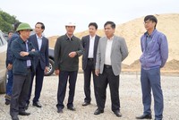 Phó chủ tịch Thường trực UBND tỉnh Quảng Bình Đoàn Ngọc Lâm (thứ hai bên phải ảnh) kiểm tra tiến độ thi công tại khu tái định cư Trường Thủy, huyện Lệ Thuỷ