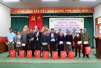 Bộ trưởng Nguyễn Chí Dũng tặng các phần quà cho những đối tượng chính sách, người nghèo khu vực miền Tây huyện Gio Linh