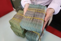 Tín dụng tăng chậm, cộng với việc giảm lãi suất hỗ trợ khách hàng khiến thu nhập lãi thuần của nhiều nhà băng năm qua giảm