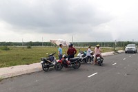 Môi giới dẫn khách đi xem đất. Ảnh: Lê Toàn 