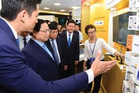Thủ tướng Chính phủ Phạm Minh Chính và các quan khách thăm quan các gian hàng chip bán dẫn tại Triển lãm quốc tế Đổi mới sáng tạo Việt Nam năm 2023