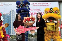 Lễ bàn giao căn hộ, chào đón cư dân của dự án Hoang Huy Commerce diễn ra trang trọng. Trong ảnh: Đại diện chủ đầu tư thực hiện nghi thức trao chìa khóa căn hộ và chúc mừng khách hàng.