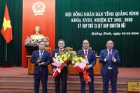 Bí thư Tỉnh uỷ Quảng Bình Vũ Đại Thắng và Phó Bí thư Thường trực Tỉnh uỷ, Chủ tịch HĐND tỉnh Quảng Bình Trần Hải Châu tặng hoa chúc mừng tân Phó chủ tịch UBND tỉnh Quảng Bình Phan Phong Phú (thư hai, trái ảnh) và ông Phan Mạnh Hùng nhận nhiệm vụ mới