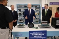 Tổng thống Mỹ Joe Biden đến thăm hãng sản xuất chất bán dẫn Wolfspeed ở bang North Carolina vào ngày 28/3/2023. Ảnh: AFP