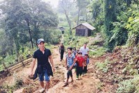 Anh Nguyễn Trường Thành cùng các thành viên trong nhóm Dự án Ngôi trường ước mơ khảo sát điểm trường tại các huyện vùng cao Tây Bắc