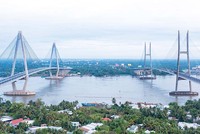 Hàng loạt công trình hạ tầng giao thông trọng điểm quốc gia được đầu tư xây dựng, góp phần kiến tạo động lực để vùng ĐBSCL cất cánh. Trong ảnh: Cầu Mỹ Thuận 2 (bên trái) vừa được khánh thành và đưa vào sử dụng Ảnh: Trung Nam Group