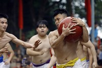 Trai làng Thúy Lĩnh cầu may bằng trái cầu 20 kg