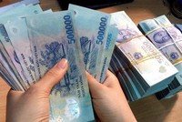 Mặc dù lãi suất tiết kiệm giảm sâu, song tiền gửi vẫn chảy mạnh vào ngân hàng