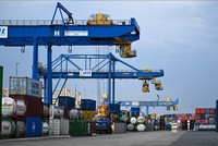 Cảng hàng hóa ở Duisburg, Đức. Ảnh: AFP/TTXVN