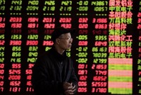 Cả hai sàn giao dịch chứng khoán Thượng Hải và Thâm Quyến đều ra thông báo rằng họ sẽ tăng cường giám sát các giao dịch được thực hiện bởi các quỹ định lượng. Ảnh: AFP