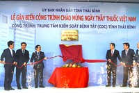 Lãnh đạo tỉnh, thành phố và Sở Y tế Thái Bình thực hiện gắn biển công trình Trung tâm Kiểm soát bệnh tật tỉnh (CDC Thái Bình)