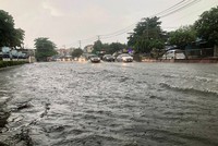 Một điểm ngập khi trời mưa trên Quốc lộ 13 đoạn qua TP. Thủ Đức.