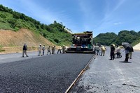 Thảm bê tông nhựa trên cao tốc Diễn Châu - Bãi Vọt.