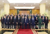 Tổng Bí thư Nguyễn Phú Trọng và Tổng Bí thư, Chủ tịch nước Lào Thongloun Sisoulith cùng các đại biểu Việt Nam - Lào chụp ảnh chung. (Ảnh: Trí Dũng/TTXVN)