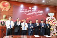 Đại diện lãnh đạo UBND tỉnh Hậu Giang, UBND tỉnh Trà Vinh và đại diện Tổng Lãnh sự quán Úc tại TP.HCM chụp ảnh lưu niệm với lãnh đạo NSH Petro và Acuity Funding.