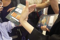 Tại hội thảo ứng dụng công nghệ cuối năm 2023, tài liệu được cung cấp cho khách lại là tờ rơi dụ dỗ đầu tư. Ảnh: Lê Tỉnh