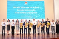 Thứ trưởng Bộ Tài chính Nguyễn Đức Chi (thứ 6 từ trái sang) tặng hoa cảm ơn các thành viên thị trường ngày 28/7/2022 