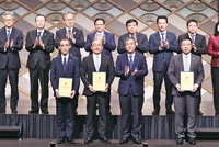 Bí thư Tỉnh ủy Thái Bình, ông Ngô Đông Hải trao chứng nhận đăng ký đầu tư cho Dự án Điện khí LNG 1,99 tỷ USD, dưới sự chứng kiến của Thủ tướng Chính phủ Phạm Minh Chính Ảnh: VPG