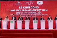 Phó Thủ tướng Trần Lưu Quang, lãnh đạo các bộ, ngành Trung ương, lãnh đạo tỉnh Thái Bình cùng Công ty Green i - Park, Pegavision Corporation và nhà thầu thực hiện ấn nút khởi công dự án. Ảnh: Phương Liên