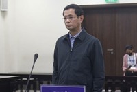 Cựu Giám đốc CDC Hà Nội Trương Quang Việt (bên trái) và bị cáo Lê Minh Tuyến tại tòa.