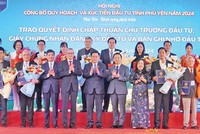 Chủ tịch Quốc hội Vương Đình Huệ, Phó Thủ tướng Trần Hồng Hà và lãnh đạo tỉnh Phú Yên chúc mừng các nhà đầu tư được trao quyết định chủ trương, chứng nhận đầu tư, điều chỉnh chủ trương đầu tư…