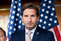 Nghị sĩ đảng Dân chủ Mỹ Dean Phillips trong cuộc họp báo về một đạo luật. (Ảnh: AP/TTXVN)