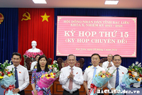 Bí thư Tỉnh ủy, Chủ tịch HĐND tỉnh Bạc Liêu Lữ Văn Hùng tặng hoa chúc mừng ông Ngô Vũ Thăng và ông Huỳnh Hữu Trí (từ phải qua). Ảnh: Cổng TTĐT Tỉnh ủy Bạc Liêu