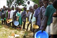 Trẻ em xếp hàng đợi nhận khẩu phần ăn do Chương trình Lương thực Thế giới tài trợ tại Harare, Zimbabwe. Ảnh: AFP/TTXVN