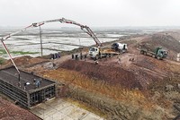 Thi công Dự án đường bộ cao tốc Bắc - Nam, đoạn Diễn Châu - Bãi Vọt. Ảnh: H.A