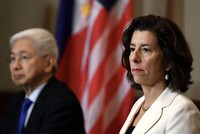 Bộ trưởng Thương mại Mỹ Gina Raimondo (bìa phải) trong chuyến thăm chính thức Philippines. Ảnh: AFP