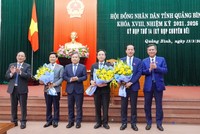 Lãnh đạo tỉnh Quảng Bình tặng hoa chúc mừng tân Phó Chủ tịch HĐND tỉnh (thứ hai, trái ảnh), Phó Chủ tịch UBND tỉnh (thứ ba, phải ảnh) và Ủy viên UBND tỉnh Quảng Bình (thứ hai, phải ảnh)